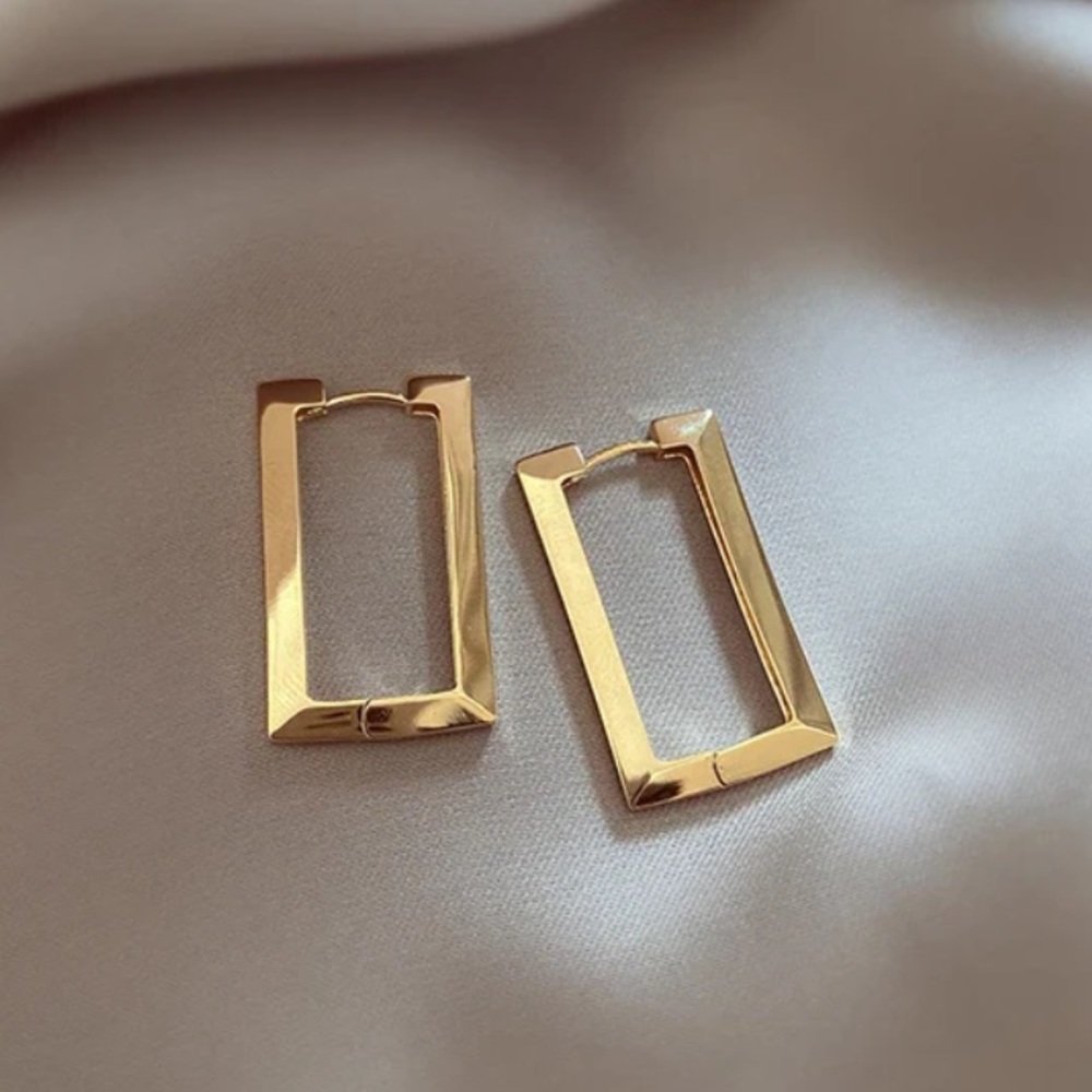 NWT 18k GOLD PLATED UNIQUE EARRINGS